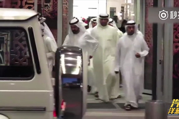 视频：在迪拜AMG就这么大排场？看清车牌才知道，惹不起....