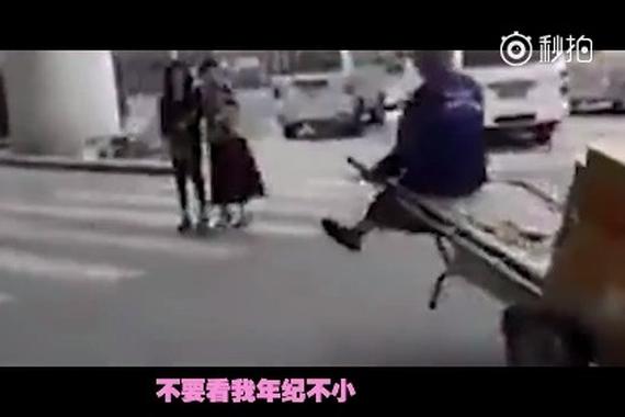 用脚开车的农村大爷，秒杀专业赛车手