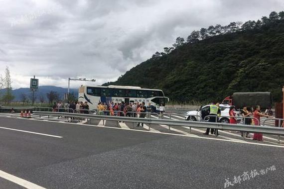 大巴出故障 大妈高速路跳起广场舞