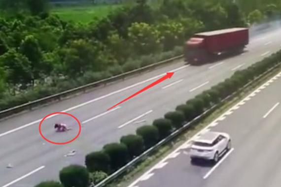 视频：大货车拼死踩下刹车，只为救下这位小女孩