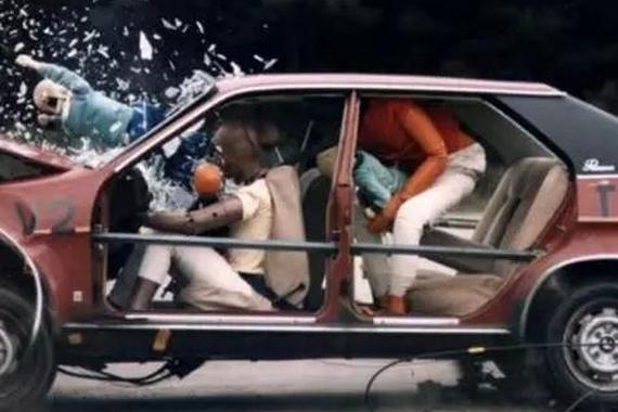 孩子可以不懂为什么要坐安全座椅，但你不能无知