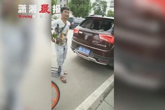 哭笑不得！小偷砸车窗不为钱财 只偷走了这样东西