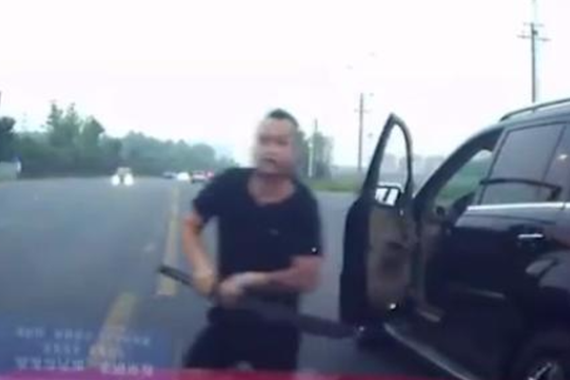 视频：逆行奔驰掉头逼停对面车，车主持刀打砸