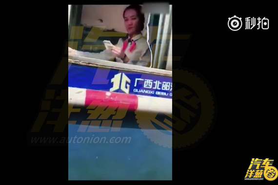 终于找到高速收费站堵车的原因