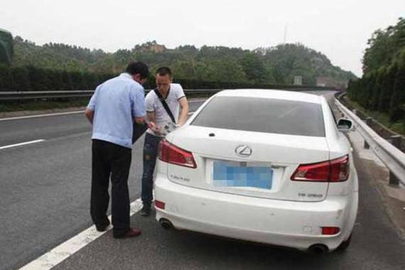 每次都是油表灯亮了才去加油，会伤车吗？