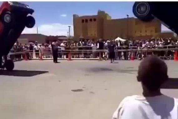 有点酷 两只Lowrider car上演街头尬舞