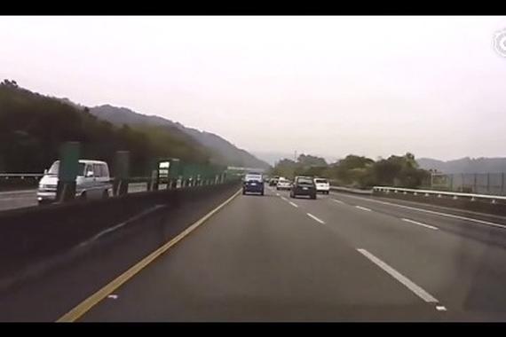 高速上蓝色轿车突然失控 酿成大祸