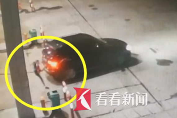 视频：油枪未拔就开车 宝马“带飞”加油员