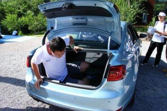 汽车上有四个隐藏的功能，有一个能帮你逃生！