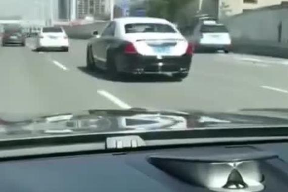 天籁避让小黄车导致被劳斯莱斯