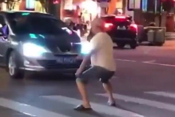 弄啥？的哥车停路中，斑马线上打拳