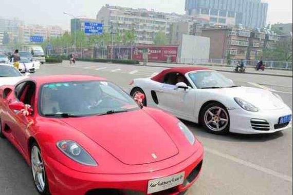 穷小伙结婚与超级跑车队相撞，气势碾压超跑婚车队！