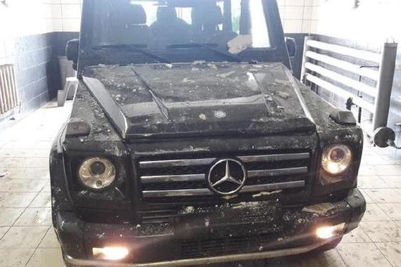 洗车工一脚油门当刹车，直接撞穿一堵墙，崩溃