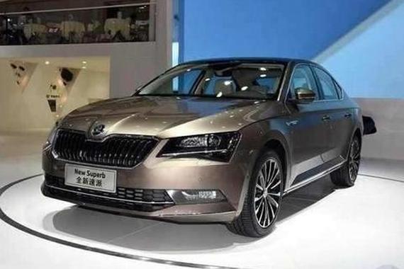 轴距2米8, 高端大气配置丰富, 动力远超奔驰E