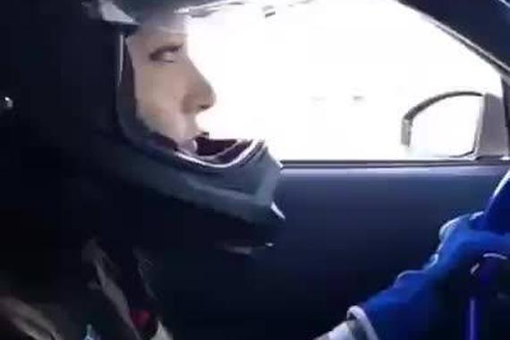 视频：人美车技牛！不服不行的小姐姐
