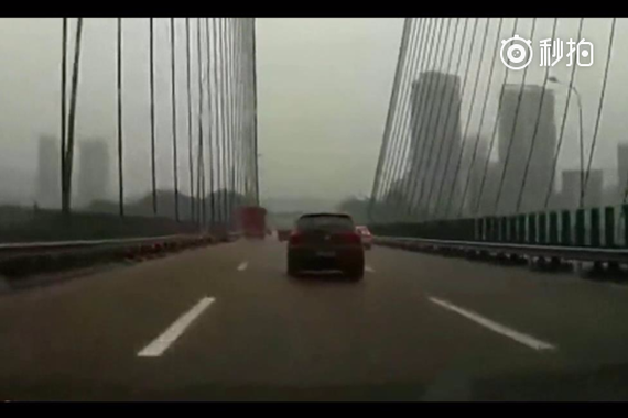 女司机出口随意变道，惨遭后面的货车撞击