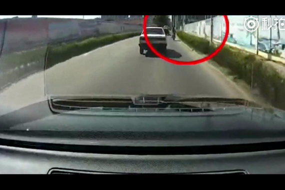 惊险一幕！女子骑电动车衣服突然卷进轮子！