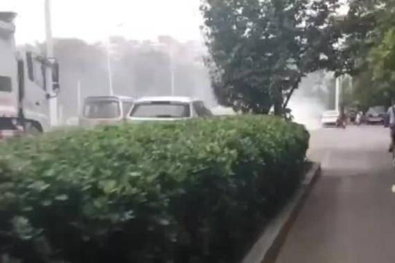 面包车冒烟闹市狂奔,司机:回头率高