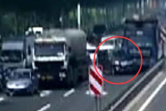 视频：奔驰车欲超车 不料遭两辆大货车压得面目全非