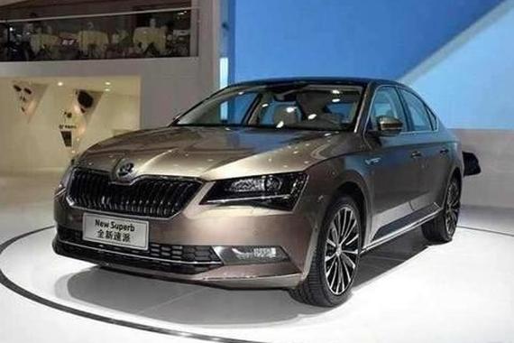 轴距2米8, 高端大气配置丰富, 动力远超奔驰E