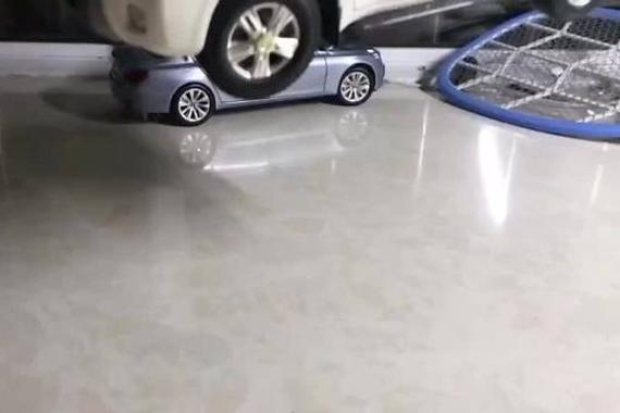 慢动作看丰田巡洋舰自由落体的瞬间