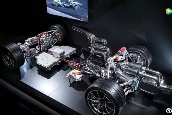 视频：奔驰动力总成！加上F1的技术！速度肯定是杠杠的