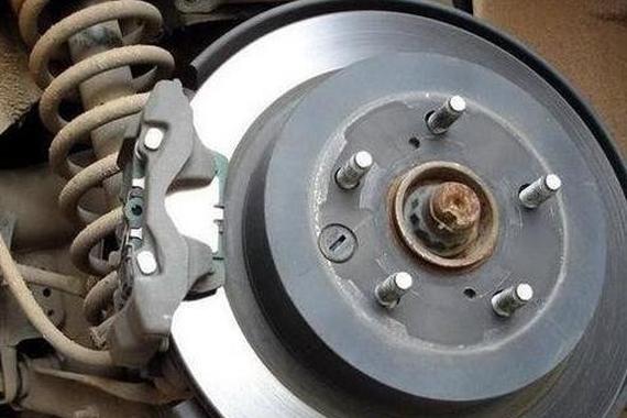 刹车片响的原因有哪些 刹车片响的解决方法