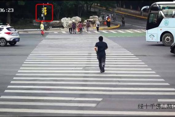 傲娇老奶奶强行闯红灯过马路，蜀黍弯腰90°劝说