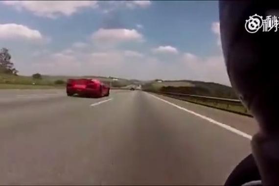 800万的兰博基尼高速上遇到重机车队