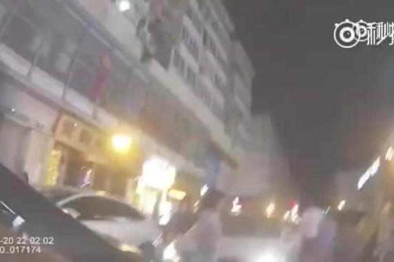 青岛交警查获无证驾驶无牌摩托车， 6名驾驶人2名未成年