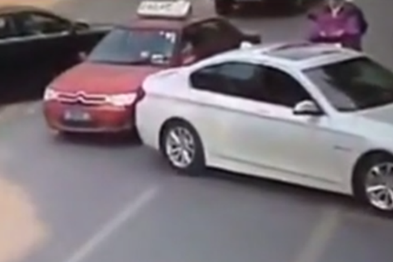 视频：宝马司机火气太爆！该怎样教他呢？