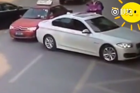 宝马司机火气太爆！该怎么办呢？