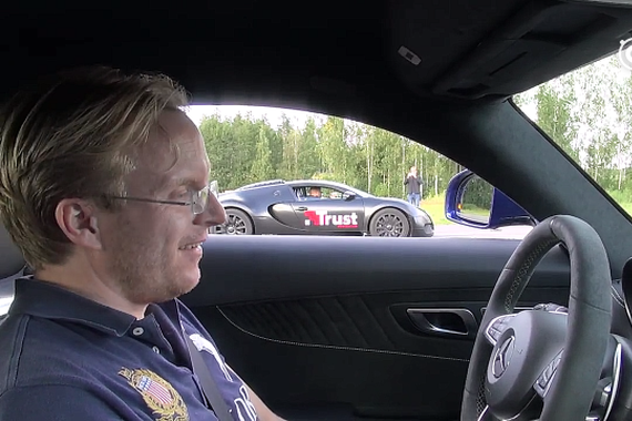 奔驰AMG GT S Coupe在与布加迪 威龙比赛时抢跑！