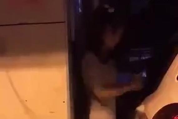 从上车动作看，这个妹子一定练过！