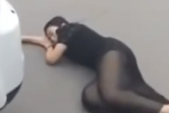 视频：奇葩碰瓷女把路虎司机乐坏了！