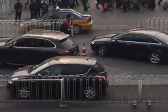 怎么了？保时捷车主怒砸奥迪车