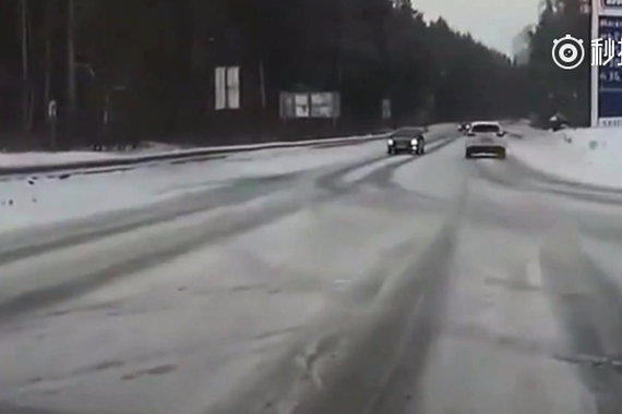 悲惨车祸瞬间，有车族要汲取教训安全驾驶