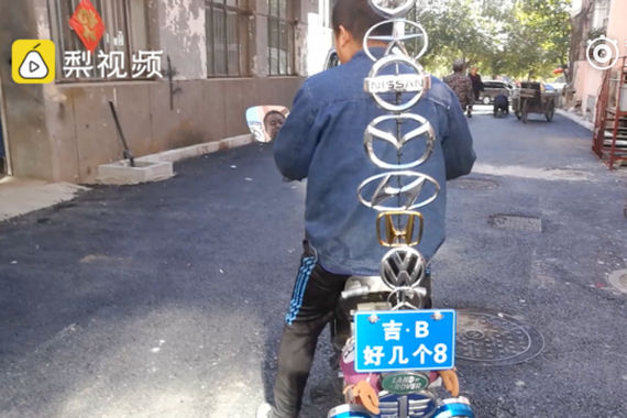 电动车挂21个车标，从路虎到五菱宏光