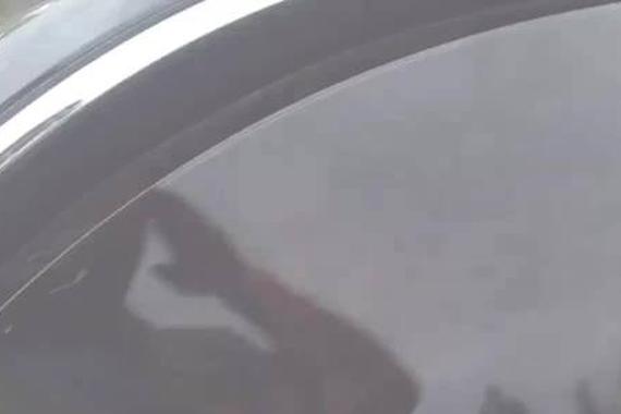 开车就跑 把丈夫落服务区