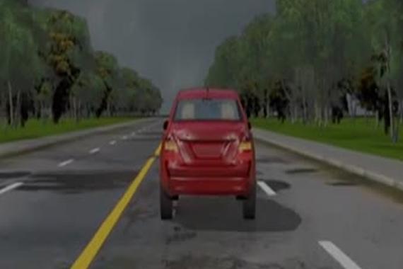 视频：路面遇积水，看看老司机怎么解决？