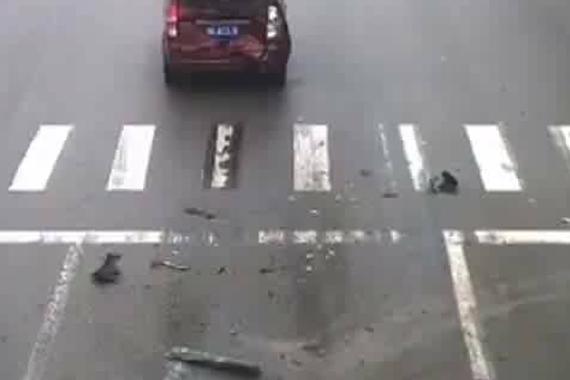 视频：车祸瞬间！副驾驶的头撞破挡风玻璃