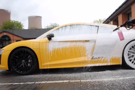 视频：畅快淋漓！奥迪R8 V10土豪洗车过程