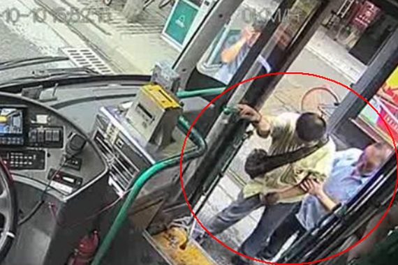 司机下车搀扶拄拐乘客上车，一车人耐心等待95秒毫无怨言