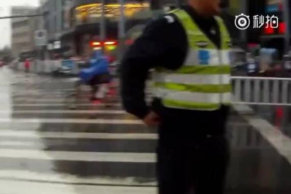视频：女司机开豪车半路没油 理由让交警傻眼