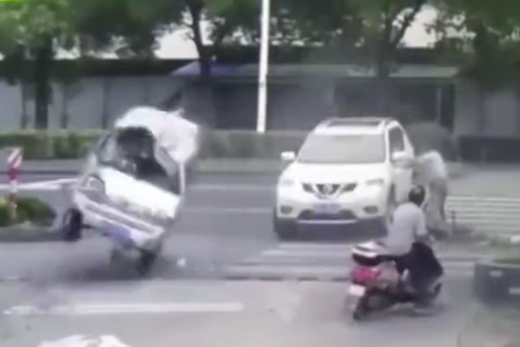 视频：死神擦肩！幸好大爷身手敏捷