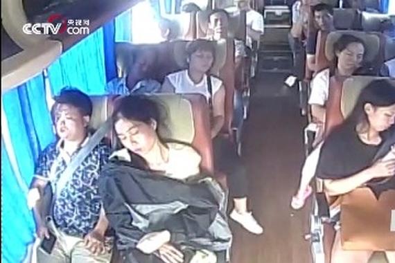 一段大巴车监控视频详解系安全带的重要性