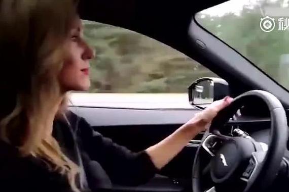 视频：美女销售带客户试驾捷豹F-pace，换档的瞬间客户被征服