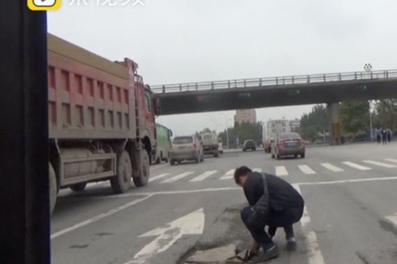 公交司机路见“不平“，自己运砖填坑