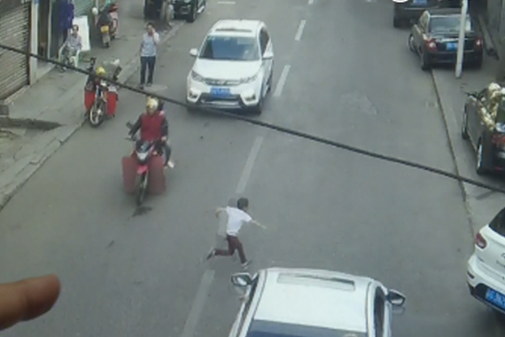 视频：熊孩子来回横穿马路，结果第3次悲剧了