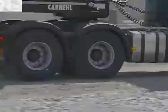 沃尔沃卡车又出黑科技了 车轮竟可以自动升降！
